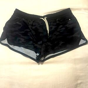 NWOT Vuori clementine  black cameo 2” shorts